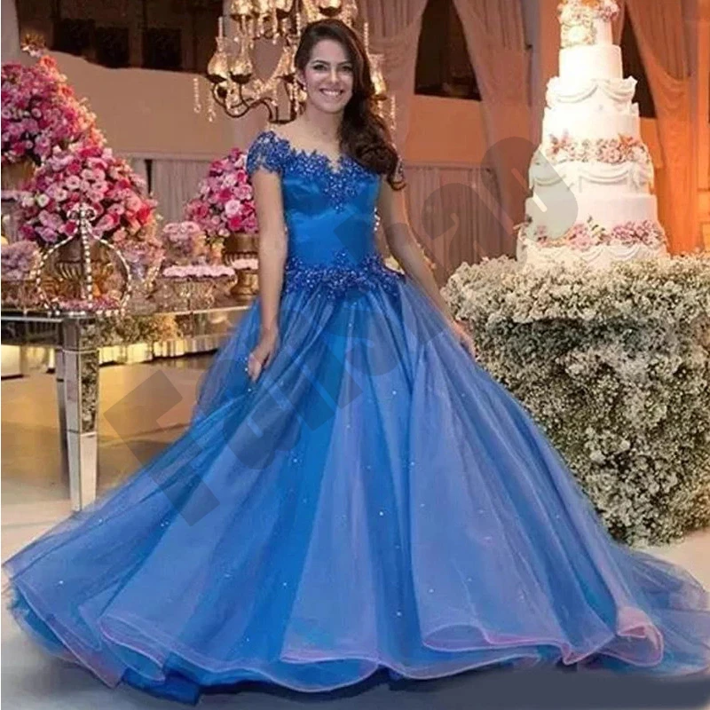 Princess Royal Blue Quinceanera Suknelės Trumpomis Rankovėmis O Kaklo Prabangūs Vestido Appliques Perlai Tiulio 15 Mergaičių Kamuolys Chalatai