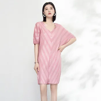 Miyake plisuotos suknelė moterų mados atsitiktinis palaidų vasaros naują temperamentas dryžuotas v-kaklo, midi sijonas